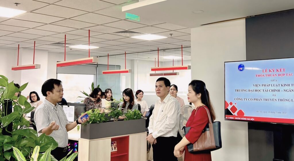 Đoàn Viện Pháp luật kinh tế tham quan trụ sở Công ty CP truyền thông Luật Việt Nam